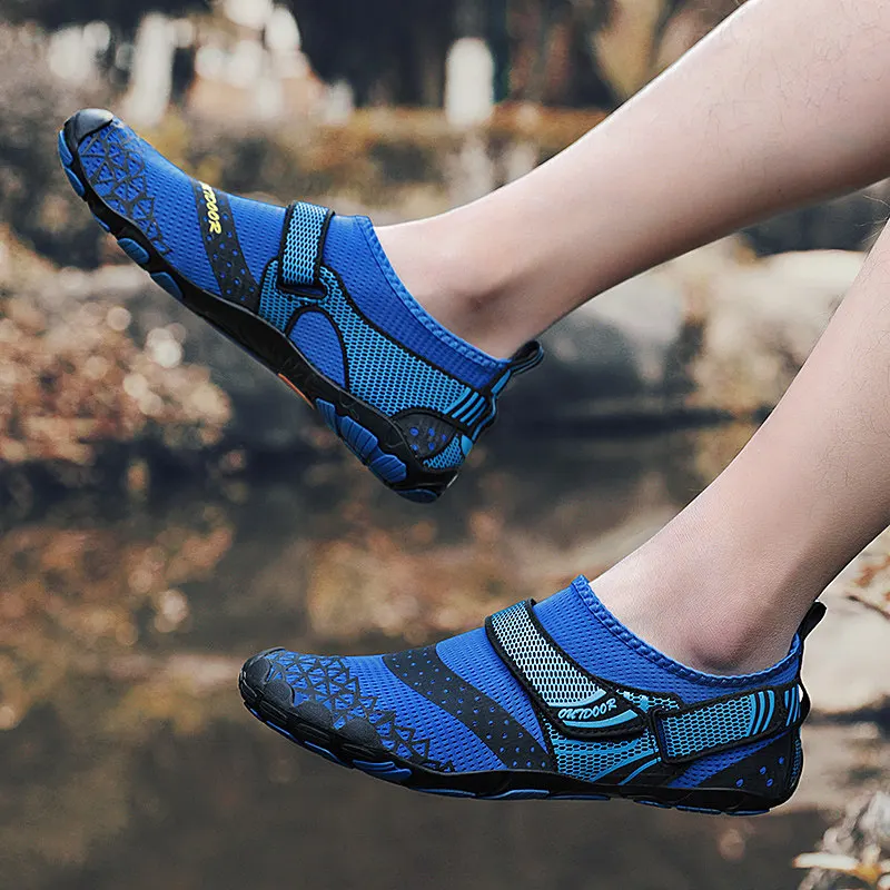 Любителите на Aqua Men Shoes Sports Hook And Loop Wading Shoes For Men Blue  Anti-да се носят Water Sports Barefoot Men Shoes zapatos de agua  Разпродажба < Къмпинг & туризъм \ 
